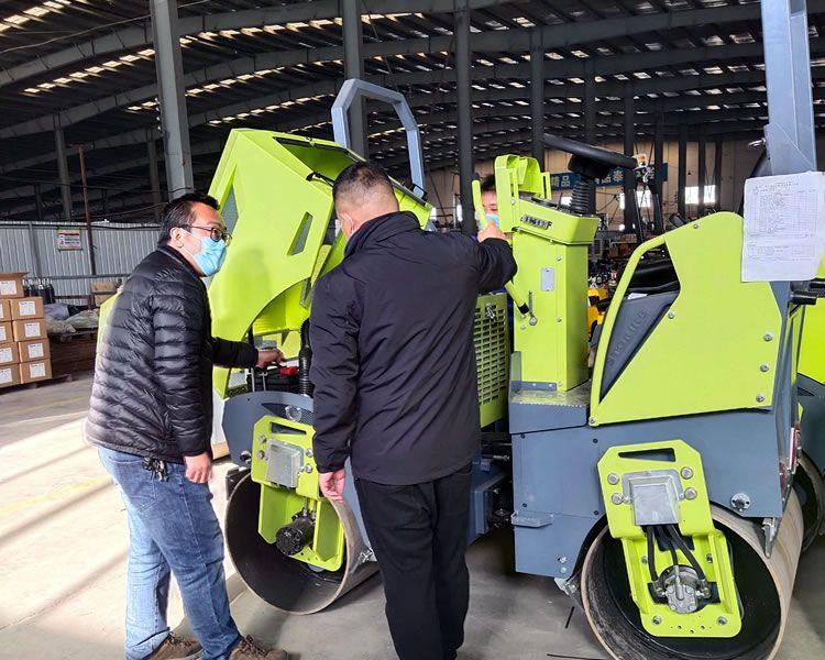 客戶(hù)千里迢迢來(lái)廠(chǎng)試乘試駕奔馬三噸壓路機(jī)BM3000