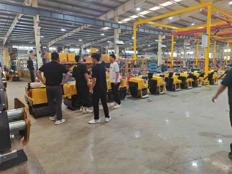 8月17日，國內(nèi)客戶來我廠參觀考察奔馬小型壓路機(jī)