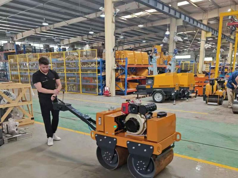 國外客戶來我廠參觀考察小型壓路機(jī)、移動照明車等產(chǎn)品