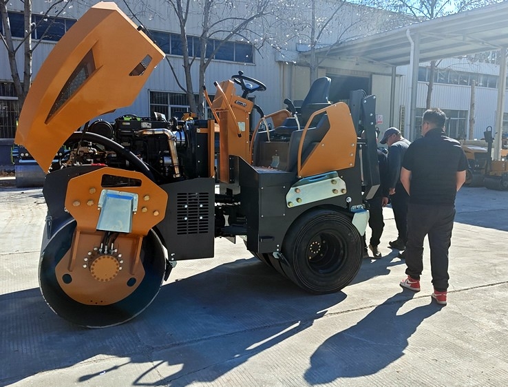 3月18日，哈薩克斯坦客戶(hù)來(lái)廠(chǎng)體驗(yàn)考察5噸膠輪壓路機(jī)