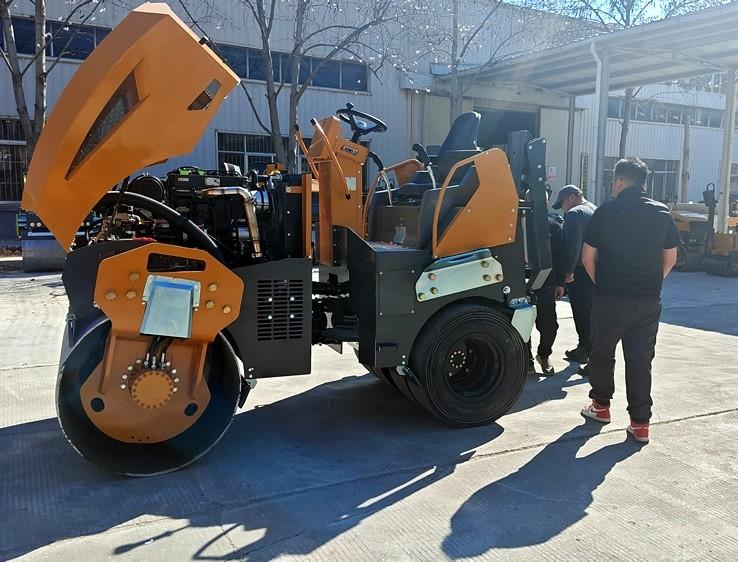 3月18日，哈薩克斯坦客戶來廠體驗考察5噸膠輪壓路機