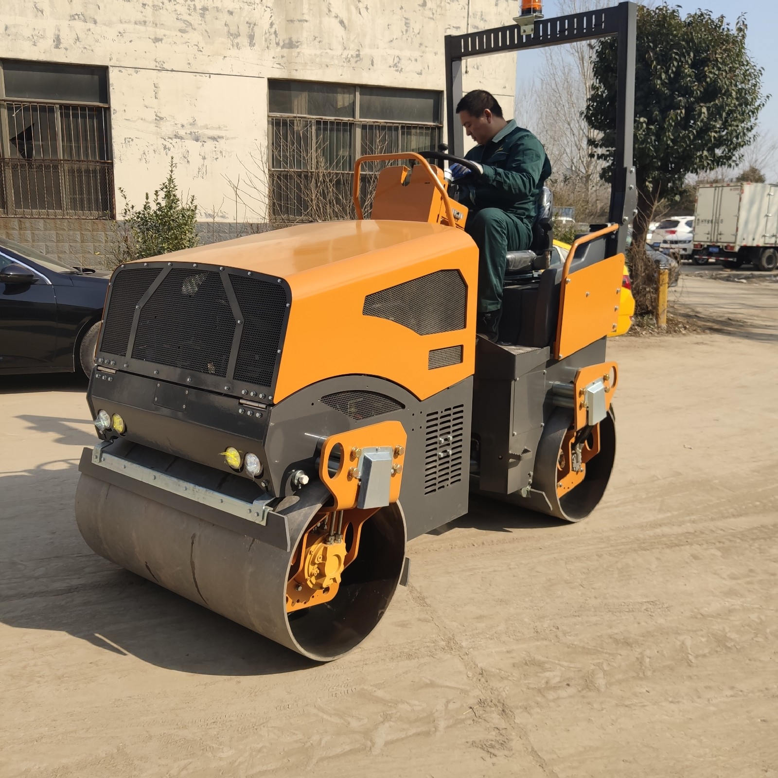 新款3.5噸雙鋼輪座駕式壓路機(jī)BM3500
