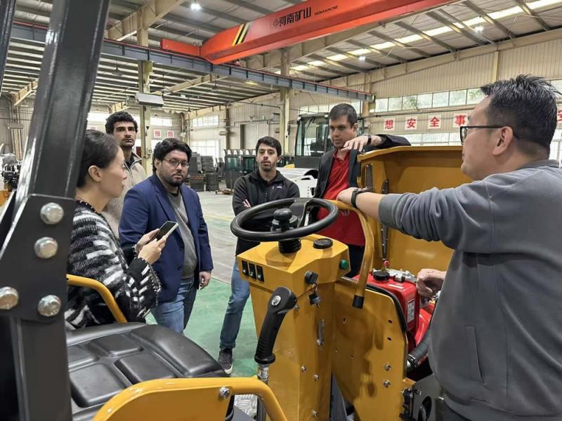 國(guó)外客戶來廠參觀小型壓路機(jī)