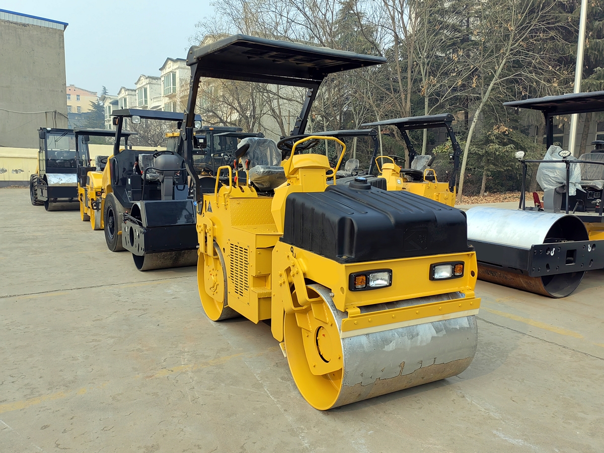 鉸接式雙鋼輪振動壓路機(jī)BM3.5F-4