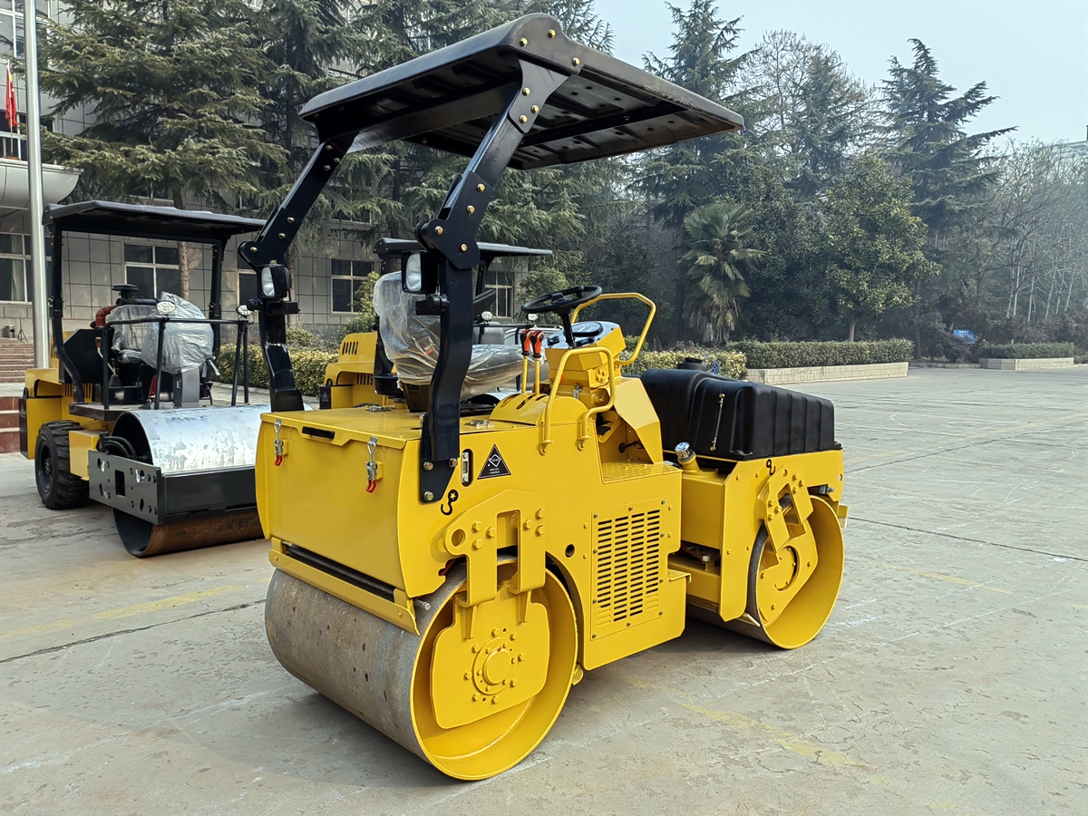 鉸接式雙鋼輪振動壓路機(jī)BM3.5F-4